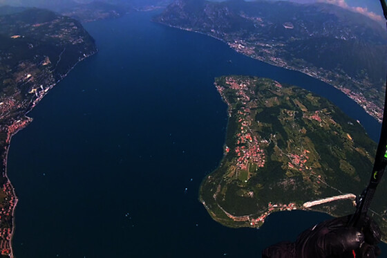 Un volo in parapendio biposto con Parapendio Tandem ad Adro in provincia di Brescia