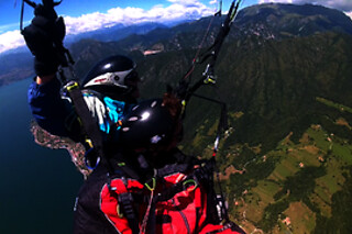 Un volo in parapendio biposto con Parapendio Tandem ad Adro in provincia di Brescia