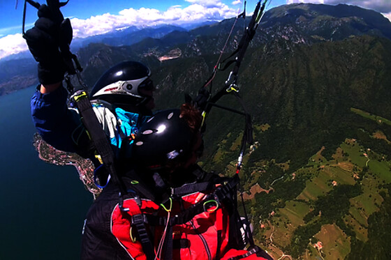 Un volo in parapendio biposto con Parapendio Tandem ad Adro in provincia di Brescia