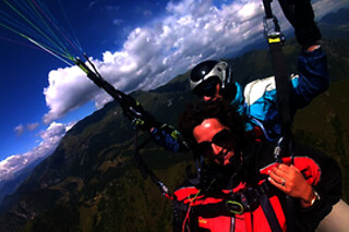 Un volo in parapendio biposto con Parapendio Tandem ad Adro in provincia di Brescia