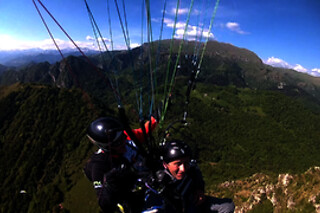 Un volo in parapendio biposto con Parapendio Tandem ad Adro in provincia di Brescia