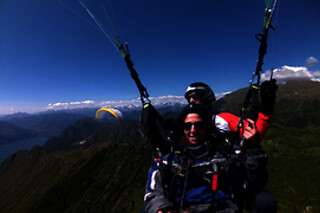Un volo in parapendio biposto con Parapendio Tandem ad Adro in provincia di Brescia