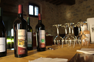 Degustazione di due calici di vino e prodotti tipici umbri alla Cantina Brugnoni a Perugia