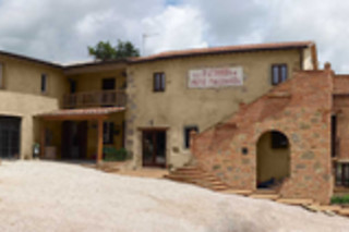 Degustazione di due calici di vino e prodotti tipici umbri alla Cantina Brugnoni a Perugia