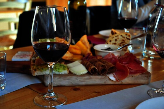 Ricca degustazione di prodotti tipici con vino all'Agriturismo Il Gualdo di Sotto in provincia di Ravenna
