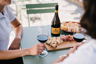Visita del caveau della cantina Venturini Baldini con degustazione di vini biologici e tagliere a Roncolo in provincia di Reggio Emilia