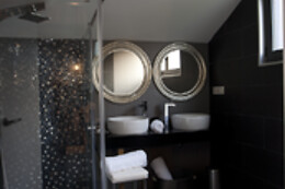 VINOHOTEL 7 UVAS