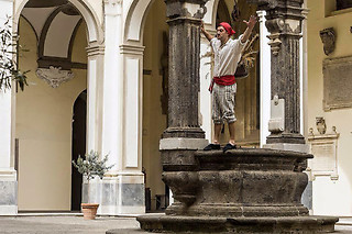 Una visita guidata teatralizzata a Napoli per 2 persone
