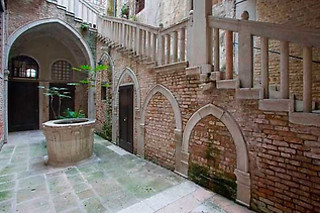 Due lezioni di gruppo di Ashtanga Vinyasa Yoga al Centro Yoga Namaste a Venezia