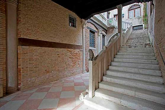 Due lezioni di gruppo di Ashtanga Vinyasa Yoga al Centro Yoga Namaste a Venezia