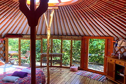YURTA EN ESPACIO ACOGEDOR E INTIMO