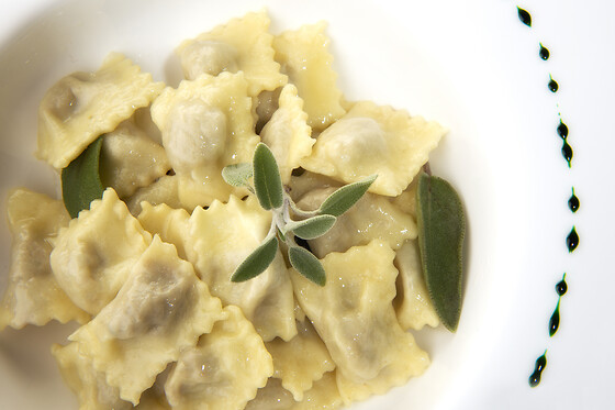 Laboratorio di cucina e degustazione di vini presso l'Agriturismo La Rossa in provincia di Alessandria
