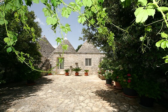 Soggiorno di una notte presso Trulli Convertini in provincia di Bari