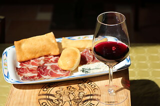 Visita ai vigneti e alla cantina con degustazione di vini tipici da Casa Benna in provincia di Piacenza