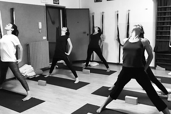 Lezione di Yoga collettiva presso LAMO Yoga a Parma