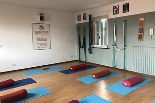 Lezione di Yoga collettiva presso LAMO Yoga a Parma