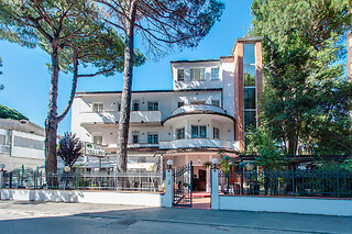 Soggiorno di 2 notti con 2 cene all'Hotel Villa Pina in provincia di Ravenna, a Milano Marittima