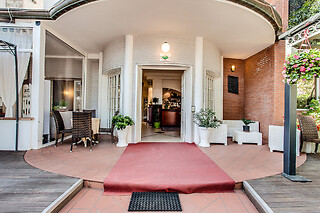 Soggiorno di 2 notti con 2 cene all'Hotel Villa Pina in provincia di Ravenna, a Milano Marittima