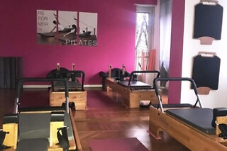 Lezione di yoga o pilates per due persone