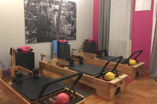Lezione di yoga o pilates per due persone