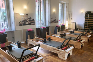 Lezione di yoga o pilates per due persone