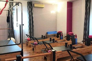 Lezione di yoga o pilates per due persone