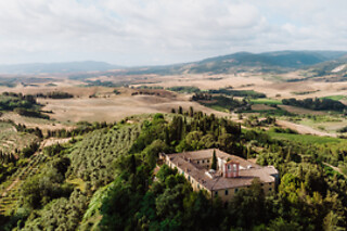 Wine Tour con degustazione all Cantina Wine Shop Badia di Morrona in provincia di Pisa