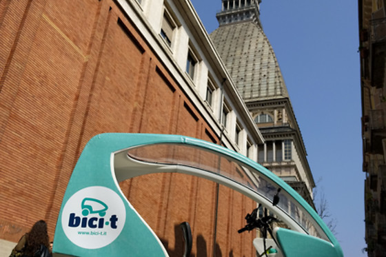 Noleggio di un triciclo per due adulti e un bambino con Bici-T a Torino