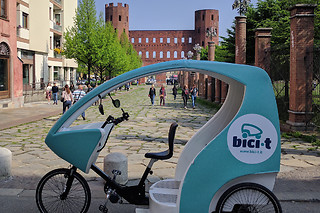 Noleggio di un triciclo per due adulti e un bambino con Bici-T a Torino