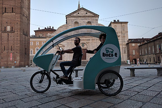 Noleggio di un triciclo per due adulti e un bambino con Bici-T a Torino