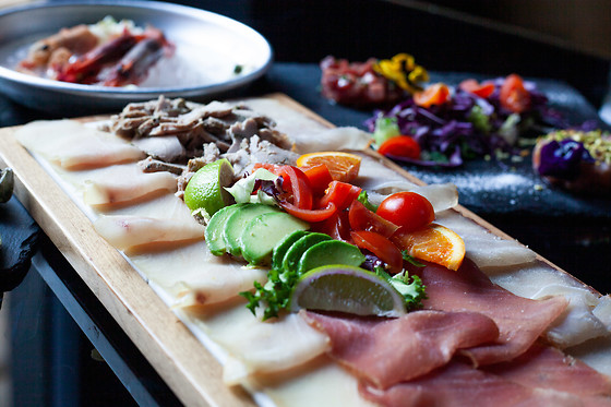 Cena con degustazione di salumi e formaggi e calice di vino presso Sapori Solari a Milano