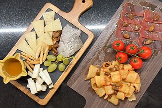 Pranzo o cena tipica spagnola presso Tabarca Cucina Iberica a Genova