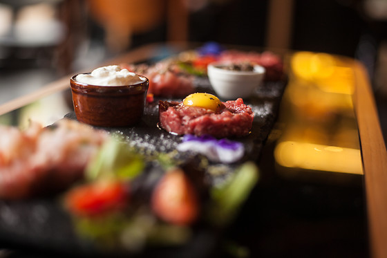 Cena con degustazione di salumi e formaggi e calice di vino presso Sapori Solari a Milano