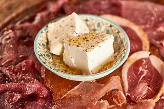 Cena con degustazione di salumi e formaggi e calice di vino presso Sapori Solari a Milano