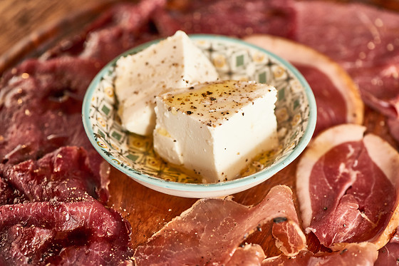 Cena con degustazione di salumi e formaggi e calice di vino presso Sapori Solari a Milano