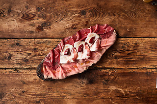 Cena con degustazione di salumi e formaggi e calice di vino presso Sapori Solari a Milano