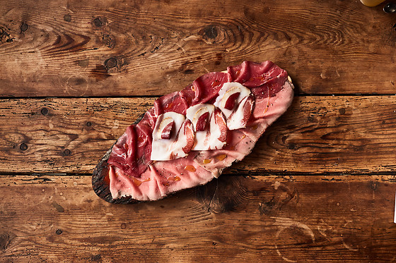 Cena con degustazione di salumi e formaggi e calice di vino presso Sapori Solari a Milano